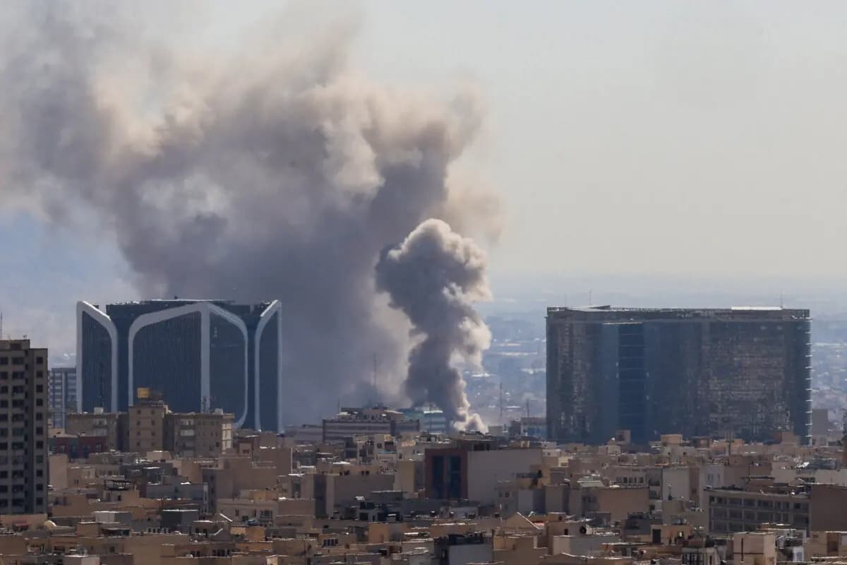 El humo se eleva tras las explosiones registradas en Teherán, Irán, el 1 de marzo de 2026. (Atta Kenare/AFP vía Getty Images)