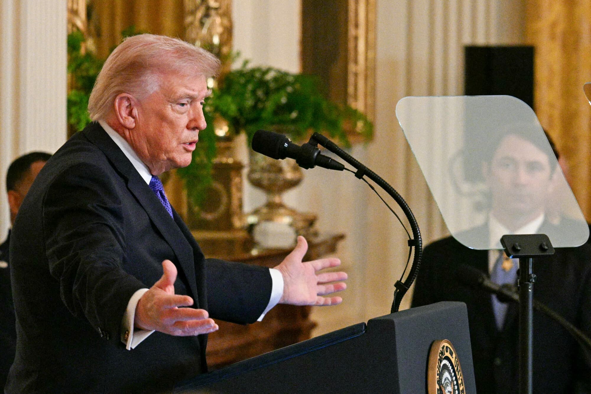 El presidente Donald Trump habla durante una ceremonia de entrega de la Medalla de Honor en el Salón Este de la Casa Blanca en Washington, el 2 de marzo de 2026. (Jim Watson/AFP vía Getty Images)