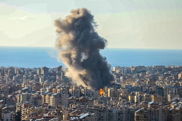 El humo se eleva tras las explosiones que, según se informa, se produjeron cerca del Estado Mayor de las Fuerzas Armadas de la República Islámica de Irán, cerca de la plaza Sepah, en Teherán, el 1 de marzo de 2026. (Mowj/Middle East Images/AFP vía Getty Images)