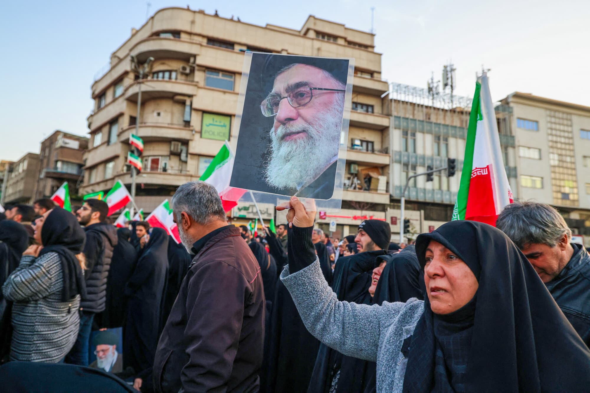 Manifestantes favorables al régimen se reúnen en una plaza para llorar la muerte del líder iraní Alí Jamenei en Teherán, el 1 de marzo de 2026. (Atta Kenare/AFP vía Getty Images)