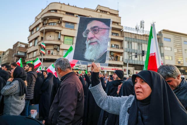 Manifestantes favorables al régimen se reúnen en una plaza para llorar la muerte del líder iraní Alí Jamenei en Teherán, el 1 de marzo de 2026. (Atta Kenare/AFP vía Getty Images)