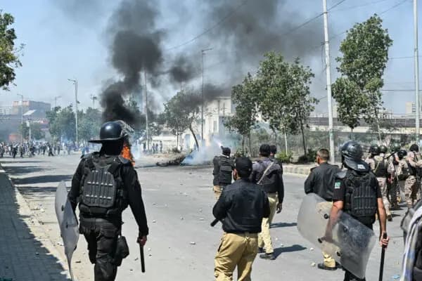 La policía lanza gases lacrimógenos contra musulmanes chiítas que protestan en solidaridad con el régimen iraní, frente al consulado estadounidense en Karachi, Pakistán, el 1 de marzo de 2026. (Asif Hassan/AFP a través de Getty Images)