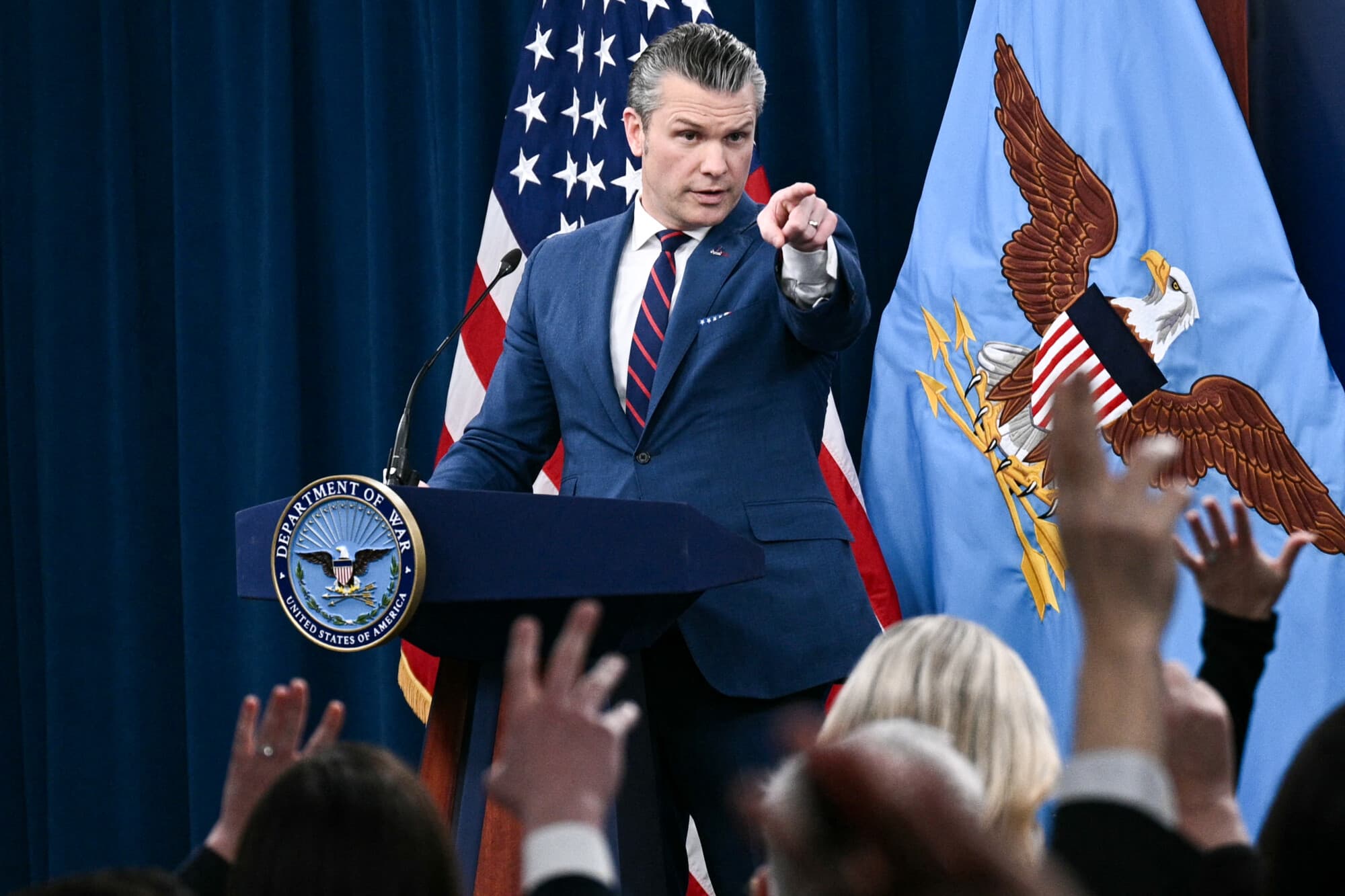 El secretario de Guerra de Estados Unidos, Pete Hegseth, responde a preguntas durante una rueda de prensa sobre la acción militar estadounidense en Irán, en el Pentágono, en Washington, el 2 de marzo de 2026. (Brendan Smialowski/AFP a través de Getty Images)