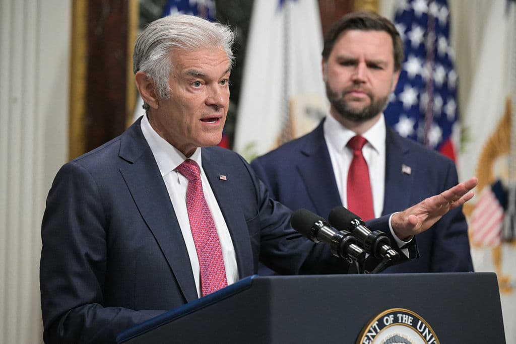 El vicepresidente de Estados Unidos, JD Vance (derecha), observa mientras el administrador de Medicare y Medicaid, Mehmet Oz, habla sobre la lucha contra el fraude, en el Edificio Ejecutivo Eisenhower del complejo de la Casa Blanca en Washington D. C., el 25 de febrero de 2026. Donald Trump anunció el 24 de febrero que nombraría al vicepresidente Vance para liderar una “guerra contra el fraude”, al tiempo que criticaba los supuestos abusos de las prestaciones gubernamentales en los estados controlados por los demócratas, en particular Minnesota. (Foto de Oliver Contreras / AFP a través de Getty Images)