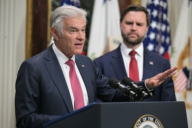 El vicepresidente de Estados Unidos, JD Vance (derecha), observa mientras el administrador de Medicare y Medicaid, Mehmet Oz, habla sobre la lucha contra el fraude, en el Edificio Ejecutivo Eisenhower del complejo de la Casa Blanca en Washington D. C., el 25 de febrero de 2026. Donald Trump anunció el 24 de febrero que nombraría al vicepresidente Vance para liderar una “guerra contra el fraude”, al tiempo que criticaba los supuestos abusos de las prestaciones gubernamentales en los estados controlados por los demócratas, en particular Minnesota. (Foto de Oliver Contreras / AFP a través de Getty Images)
