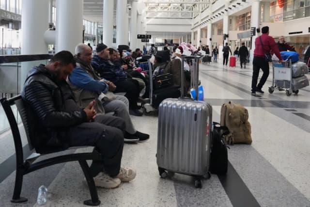 Pasajeros cuyos vuelos fueron cancelados esperan en la terminal de salidas del Aeropuerto Internacional Rafik Hariri en Beirut, Líbano, el 28 de febrero de 2026, mientras numerosas aerolíneas cancelaban vuelos durante el conflicto entre Estados Unidos, Israel e Irán. (Hassan Ammar/Foto AP)
