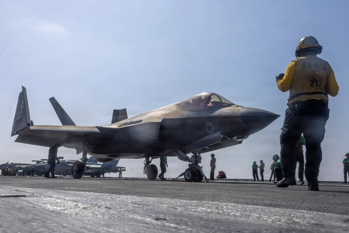 Un F-35C Lightning II, asignado al Escuadrón de Ataque de Cazas de la Marina (VMFA) 314, se prepara para despegar desde la cubierta de vuelo del portaaviones de clase Nimitz USS Abraham Lincoln (CVN 72) en apoyo de la Operación Epic Fury, el 28 de febrero de 2026. (Marina de EE. UU./vía DVIDS)