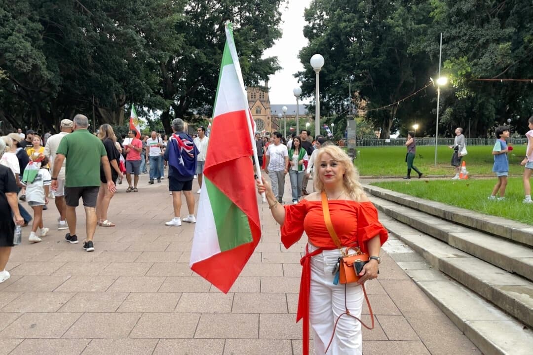 La iraní-australiana Nazgol Yazdi sale a las calles de Sídney, Australia, el 1 de marzo de 2026 para celebrar la acción de Estados Unidos e Israel en Irán. (Adam Chiang/The Epoch Times)