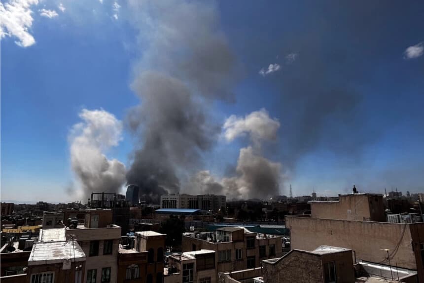 El humo se eleva tras las explosiones reportadas supuestamente cerca del Estado Mayor de las Fuerzas Armadas de la República Islámica de Irán, cerca de la Plaza Sepah, en Teherán, el 1 de marzo de 2026.  (Mowj/Middle East Images/AFP via Getty Images)