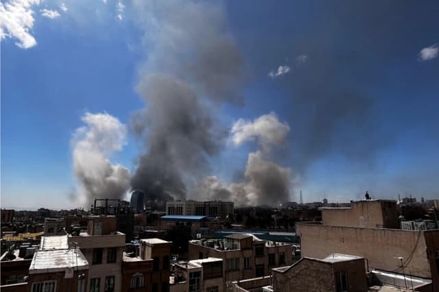 El humo se eleva tras las explosiones reportadas supuestamente cerca del Estado Mayor de las Fuerzas Armadas de la República Islámica de Irán, cerca de la Plaza Sepah, en Teherán, el 1 de marzo de 2026.  (Mowj/Middle East Images/AFP via Getty Images)