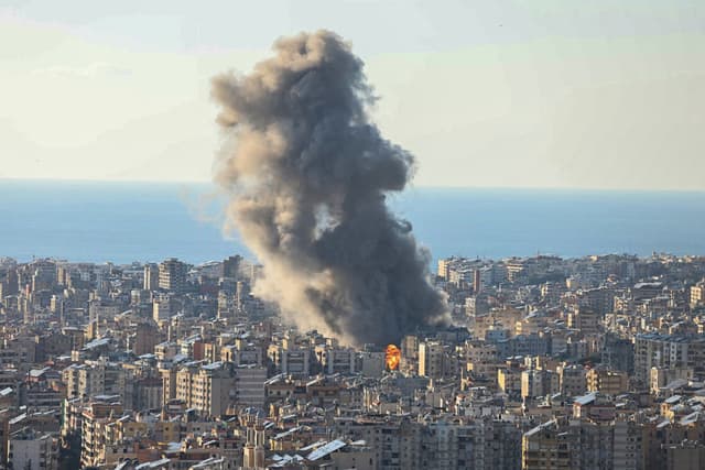Columnas de humo se elevan tras el bombardeo israelí en los suburbios del sur de Beirut, el 2 de marzo de 2026. (IBRAHIM AMRO/AFP vía Getty Images)