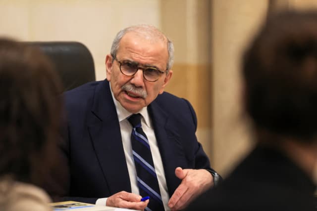 El primer ministro libanés, Nawaf Salam, habla con periodistas en la sede del gobierno en Beirut, Líbano, el 3 de diciembre de 2025. (Mohamed Azakir/Reuters)