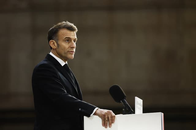 El presidente francés, Emmanuel Macron, pronuncia un discurso junto al submarino nuclear de misiles balísticos (SSBN) "Le Temeraire" - S617 durante su visita a la base naval de submarinos nucleares de Ile Longue, en Crozon, al noroeste de Francia, el 2 de marzo de 2026. (Yoan VALAT / POOL / AFP a través de Getty Images)
