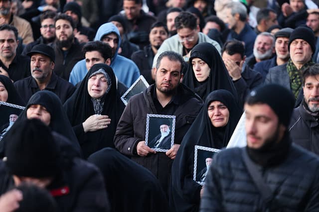Manifestantes pro régimen se reúnen en una plaza para lamentar la muerte del líder iraní Ali Khamenei en Teherán el 1 de marzo de 2026. (Atta Kenare/AFP vía Getty Images)