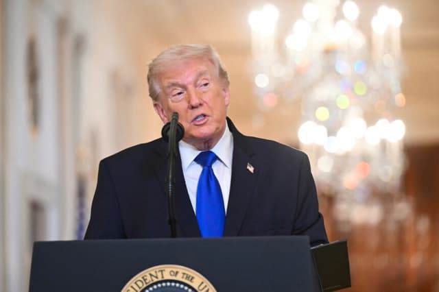 El presidente de los Estados Unidos, Donald Trump, habla durante la Ceremonia Conmemorativa de las Familias de los Ángeles en el Salón Este de la Casa Blanca en Washington, D.C., el 23 de febrero de 2026. (SAUL LOEB / AFP vía Getty Images)