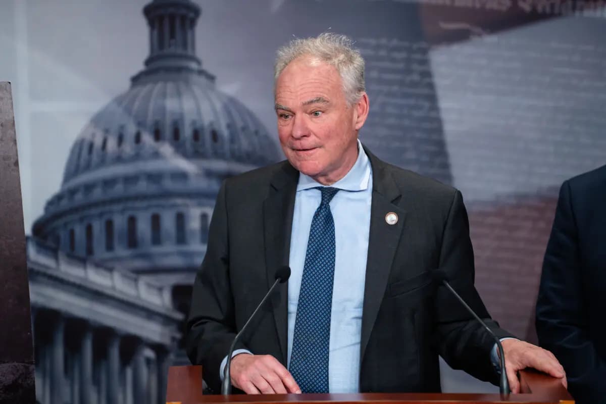 El senador Tim Kaine (D-Va.) habla en una rueda de prensa en el Capitolio, en Washington, el 14 de enero de 2025. (Madalina Kilroy/The Epoch Times).