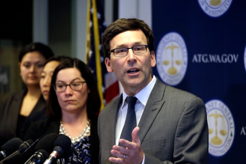 El fiscal general del estado de Washington, Bob Ferguson, habla en una conferencia de prensa sobre la respuesta del estado a la prohibición de viajes revisada del presidente Donald Trump en Seattle, el 9 de marzo de 2017. (Foto AP/Elaine Thompson)