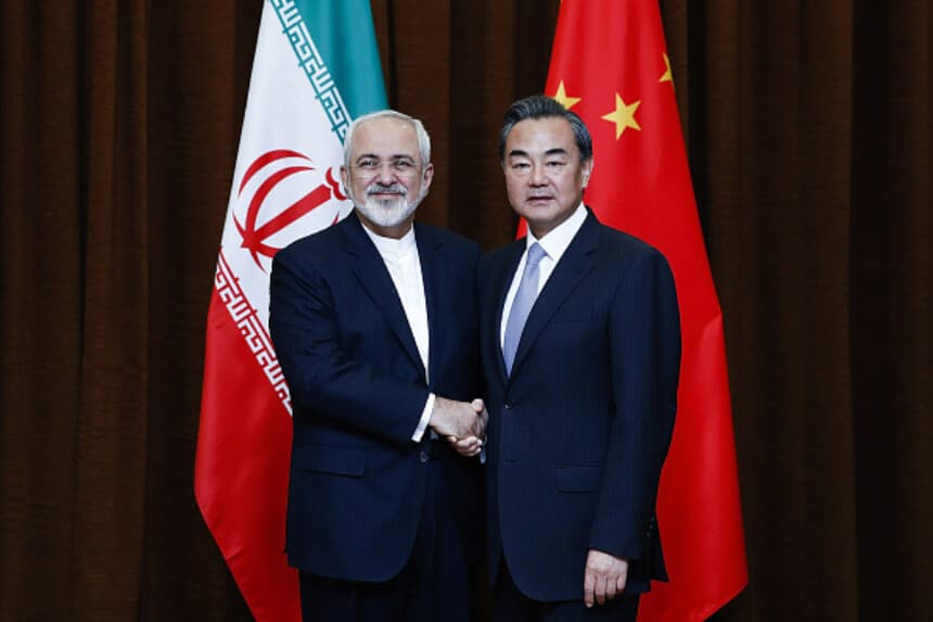 El ministro de Asuntos Exteriores de China, Wang Yi (derecha), estrecha la mano del ministro de Asuntos Exteriores de Irán, Javad Zarif, antes de una reunión bilateral celebrada el 15 de septiembre de 2015 en Beijing, China. Invitado por el ministro de Asuntos Exteriores Wang Yi, el ministro de Asuntos Exteriores de la República Islámica de Irán, Mohamed Javad Zarif, iniciará una visita oficial a China el 15 de septiembre de 2015 en Beijing, China. (Lintao Zhang/Pool/Getty Images).