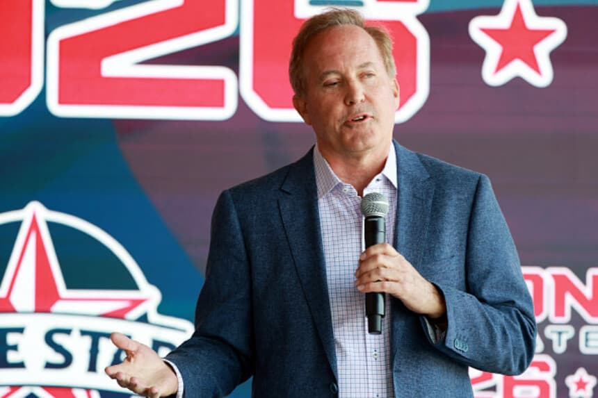 El fiscal general de Texas, Ken Paxton, hace campaña como candidato republicano al Senado de los Estados Unidos en un acto celebrado el 28 de febrero de 2026 en Fort Worth, Texas. Paxton se enfrentará al senador John Cornyn (R-TX) y al representante Wesley Hunt (R-TX) por el escaño en el Senado en las primarias del 3 de marzo. (Richard Rodríguez/Getty Images).