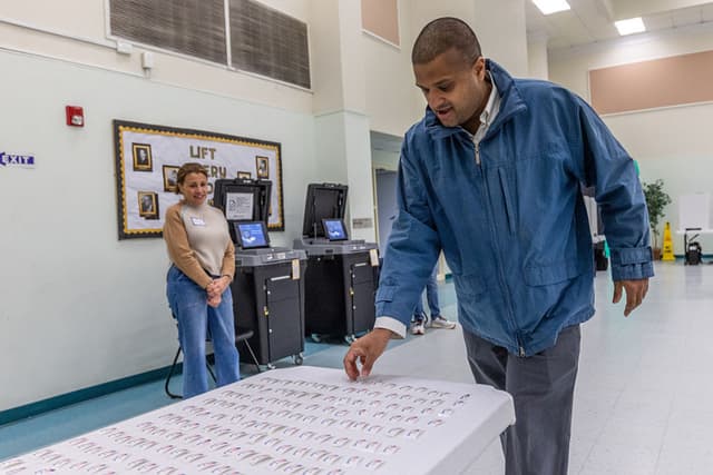 Votantes recogen calcomanías en la Iglesia Bautista Primitiva Greater Mount Moriah, Precinto 11 del Condado de Mecklenburg, tras emitir su voto en las Elecciones Primarias de 2026 el 3 de marzo de 2026 en Charlotte, Carolina del Norte. (Grant Baldwin/Getty Images)