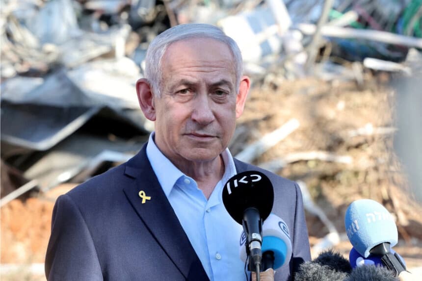 El primer ministro israelí, Benjamin Netanyahu, da una declaración durante una visita al sitio del Instituto de Ciencias Weizmann, que fue alcanzado por un bombardeo de misiles iraníes, en la ciudad central de Rehovot, Israel, el 20 de junio de 2025. (JACK GUEZ/Pool vía REUTERS/Foto de archivo)