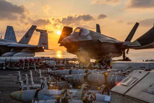 Un F-35C Lightning II, adscrito al Escuadrón de Ataque de Cazas de la Marina (VMFA) 314, se prepara para operaciones de vuelo en la cubierta de vuelo del portaaviones clase Nimitz USS Abraham Lincoln (CVN 72) en apoyo de la Operación Epic Fury, el 3 de marzo de 2026. (Armada de Estados Unidos)
