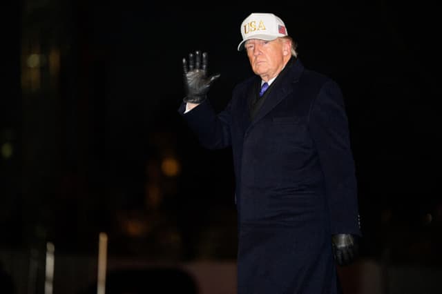 El presidente de los Estados Unidos, Donald Trump, baja del Marine One en el Jardín Sur al llegar a la Casa Blanca en Washington, D.C., el 1 de febrero de 2026. (Aaron Schwartz / AFP vía Getty Images).