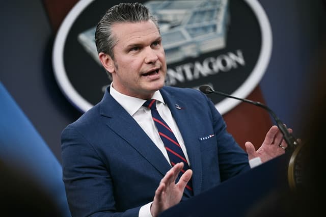 El secretario de Defensa de Estados Unidos, Pete Hegseth, habla durante una conferencia de prensa sobre la acción militar estadounidense en Irán, en el Pentágono, en Washington, D.C., el 2 de marzo de 2026. (Brendan SMIALOWSKI / AFP a través de Getty Images)