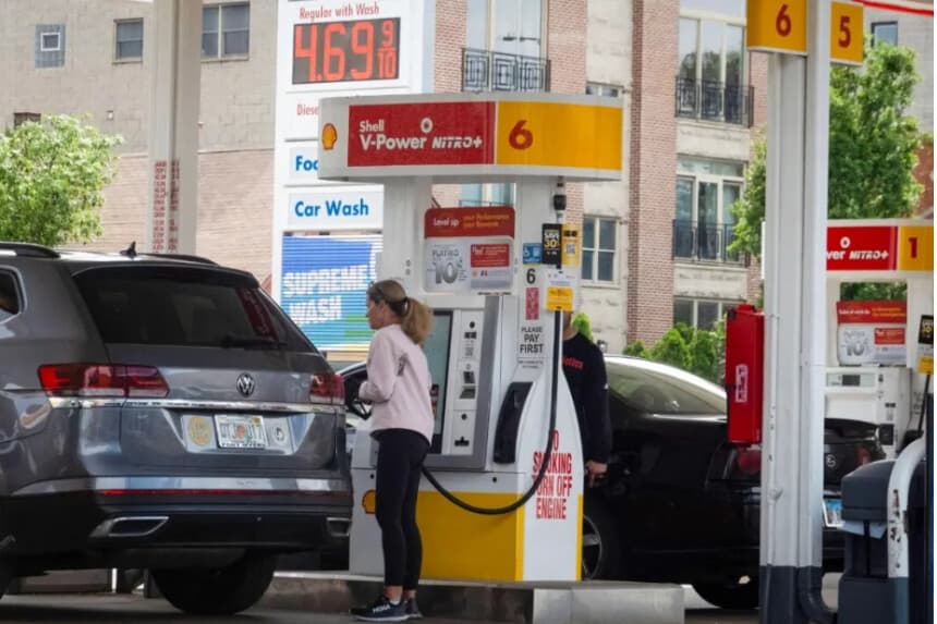 Un cartel muestra los precios de la gasolina en una gasolinera de Chicago el 21 de mayo de 2024. (Scott Olson/Getty Images).