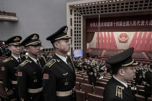 Miembros de la Banda del Ejército Popular de Liberación se retiran tras la inauguración de la Asamblea Popular Nacional (APN) en el Gran Salón del Pueblo de Beijing, el 5 de marzo de 2024. (Kevin Frayer/Getty Images).
