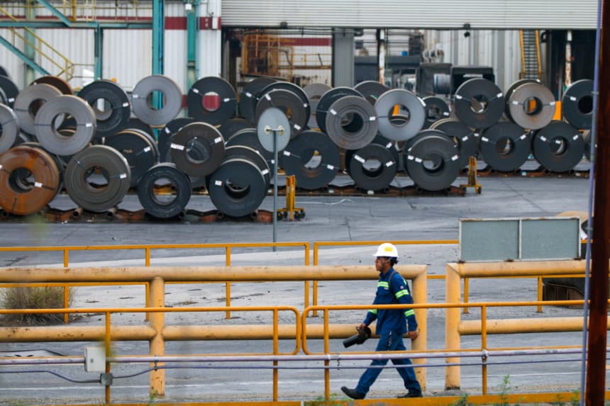 Un trabajador camina frente a rollos de acero en una empresa siderúrgica en Monterrey, Nuevo León, México, el 11 de febrero de 2025. (JULIO CESAR AGUILAR/AFP via Getty Images)