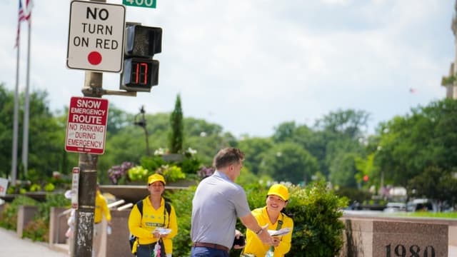 Hombre presuntamente ataca a practicante de Falun Gong en Nueva York