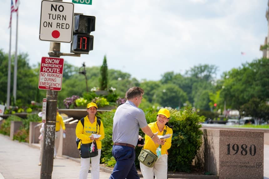 Practicantes de Falun Dafa participan en un desfile para pedir el fin de los 26 años de persecución del Partido Comunista Chino contra Falun Gong en China, en Washington, el 17 de julio de 2025. (Samira Bouaou/The Epoch Times)