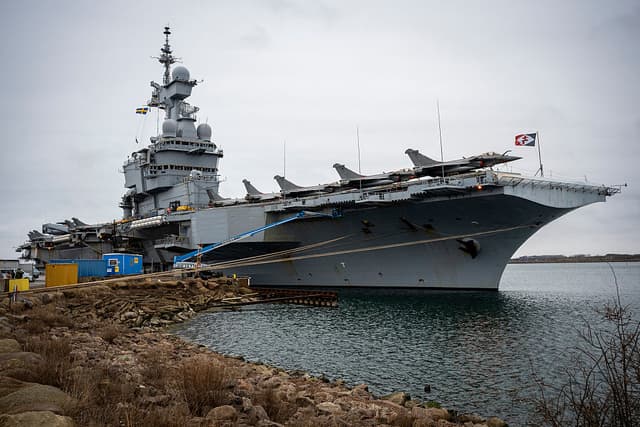 Fotografía tomada el 25 de febrero de 2026 muestra el portaaviones francés Charles De Gaulle (R91) durante una visita de los medios de comunicación mientras estaba amarrado en el muelle del puerto norte de Malmo, Suecia. (Foto de Johan NILSSON / TT NEWS AGENCY / AFP a través de Getty Images) / Suecia OUT)
