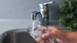 Los niveles de nitrato en el agua del grifo podrían aumentar el riesgo de demencia