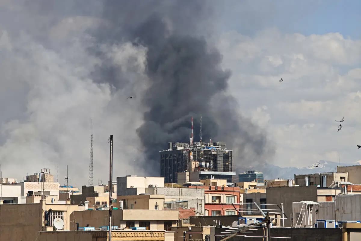 <em>Columnas de humo se elevan sobre el horizonte tras las explosiones en Teherán, Irán, el 1 de marzo de 2026. (Majid Saeedi/Getty Images)</em>