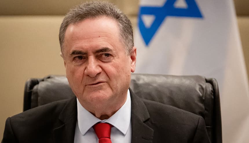 El ministro de Defensa israelí, Israel Katz, habla tras su reunión con su homólogo griego en Atenas, el 20 de enero de 2026. (Aggelos NAKKAS/AFP vía Getty Images)
