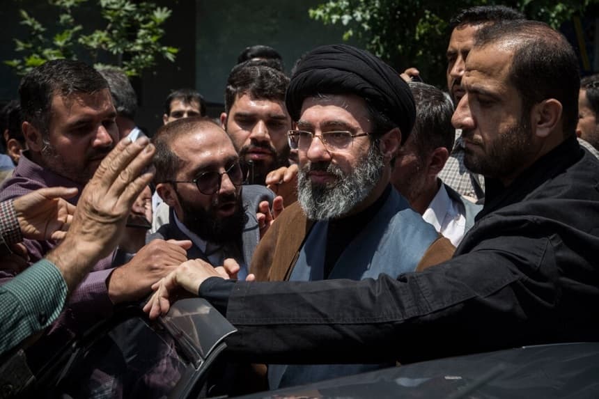 Mojtaba Jamenei (C), hijo del líder supremo iraní, el ayatolá Alí Jamenei, participa en la manifestación anual del Día de Quds en Teherán el 31 de mayo de 2019. (Rouzbeh Fouladi /Middle East Images/ AFP vía Getty Images)
