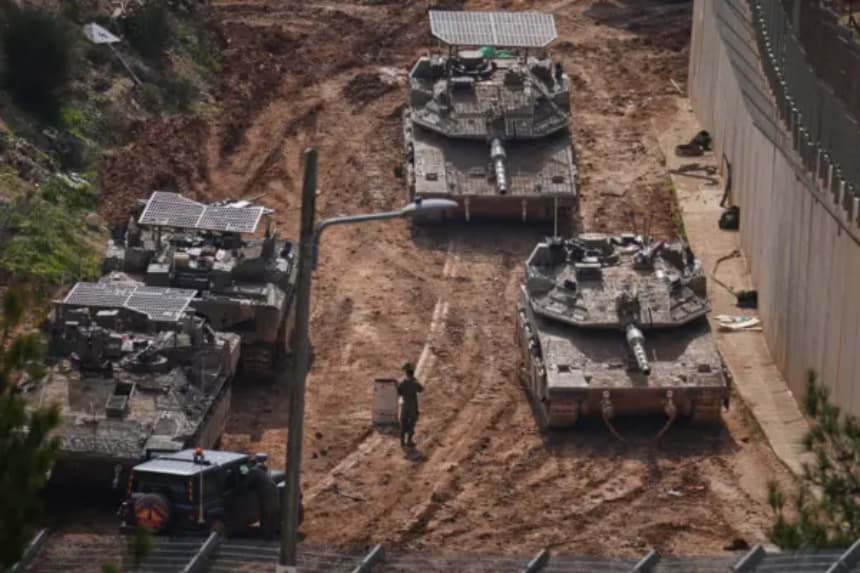 Tanques israelíes maniobran cerca de la frontera entre Israel y Líbano, en el norte de Israel, el 4 de marzo de 2026. (Ariel Schalit/AP Photo)