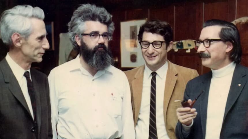 Los pioneros de la IA Claude Shannon, John McCarthy, Ed Fredkin y Joseph Weizenbaum. Mientras que algunos ampliaron los límites de la inteligencia artificial, Weizenbaum se convirtió más tarde en uno de sus críticos más contundentes. (CC BY-NC 2.0)