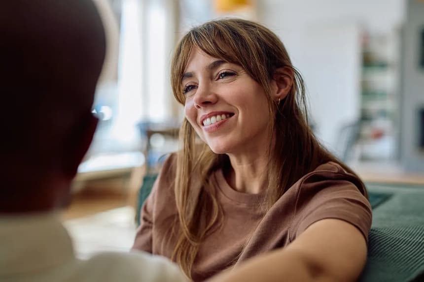 Para Weizenbaum, la conexión humana —la conversación, la empatía, la experiencia compartida— contenía una profundidad que ningún algoritmo podía replicar. (we.bond.creations/Shutterstock)