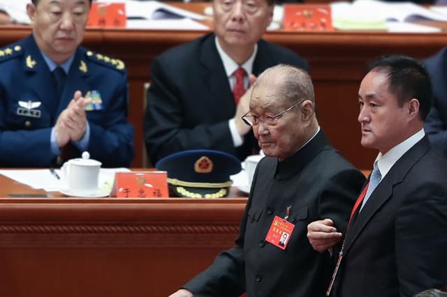 El exmiembro del Comité Permanente del Partido Comunista Chino Song Ping (C) asiste a la sesión inaugural del Congreso del Partido Comunista Chino en el Gran Salón del Pueblo de Beijing el 18 de octubre de 2017. (Lintao Zhang/Getty Images)
