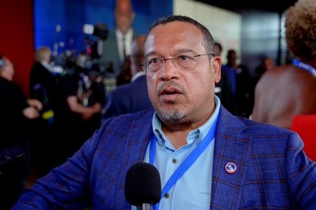 El fiscal general de Minnesota, Keith Ellison, habla con Jan Jekielek, de The Epoch Times, en la Convención Nacional Demócrata celebrada en Chicago el 22 de agosto de 2024, en una imagen extraída de un video. (NTD)
