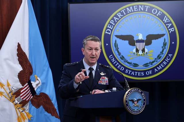 El presidente del Estado Mayor Conjunto, general Dan Caine, habla durante una conferencia de prensa en el Pentágono el 2 de marzo de 2026 en Arlington, Virginia. (Alex Wong/Getty Images)