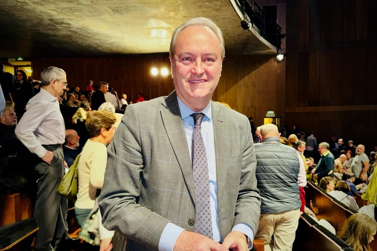 El diputado español Alberto Fabra Part asistió a la segunda actuación de la temporada 2026 de Shen Yun New York Company en el Teatro Auditorio San Lorenzo de El Escorial en San Lorenzo, España, el 26 de febrero de 2026. (Wang Yixiao/The Epoch Times)
