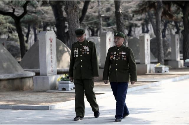 Veteranos ancianos del Ejército Popular de Liberación (EPL) caminan en el Cementerio de los Mártires de Shenyang en Shenyang, provincia de Liaoning, al noreste de China, el 29 de marzo de 2017. (STR/AFP/Getty Images)