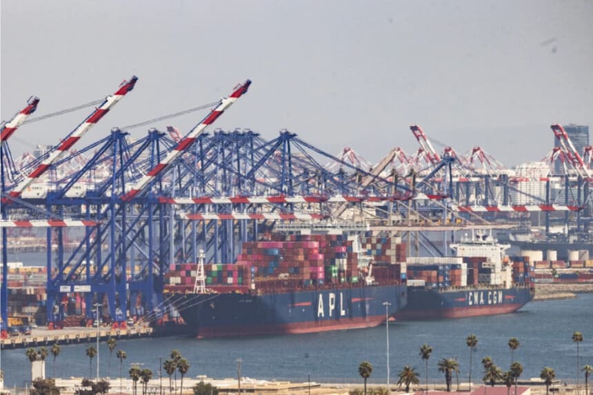 Cargadores llenos de contenedores marítimos en el Puerto de Los Ángeles el 28 de marzo de 2025. (John Fredricks/The Epoch Times)