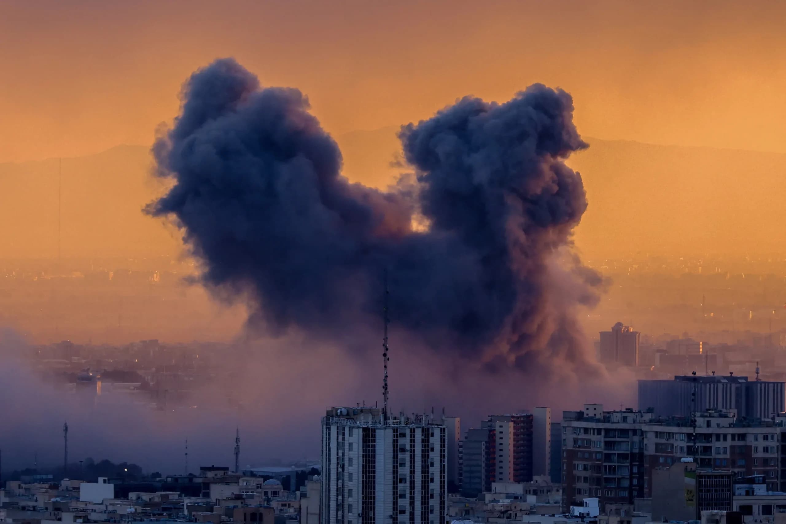 <em>Una columna de humo se eleva tras un ataque contra la capital iraní, Teherán, el 3 de marzo de 2026. Irán intensificó el martes sus ataques contra objetivos económicos y misiones estadounidenses en Oriente Medio, mientras el presidente de Estados Unidos advertía de que era "demasiado tarde" para que la República Islámica buscara negociaciones para escapar de la guerra. Estados Unidos e Israel lanzaron ataques contra Irán el 28 de febrero, con el asesinato del líder supremo de Irán, y la República Islámica respondió con una lluvia de misiles contra los Estados del Golfo e Israel. (Foto de ATTA KENARE / AFP a través de Getty Images)</em>