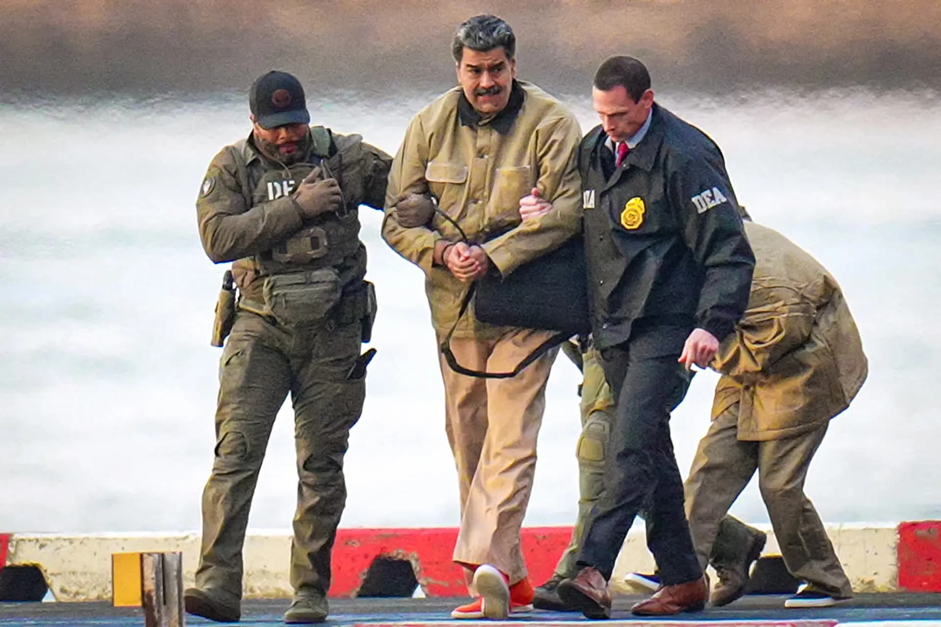 Nicolás Maduro y su esposa, Cilia Flores (atrás), son escoltados por agentes federales después de aterrizar en un helipuerto de la ciudad de Nueva York, mientras se dirigen a un vehículo blindado camino a un tribunal federal en la ciudad de Nueva York el 5 de enero de 2026. (XNY/Star Max/GC Images)