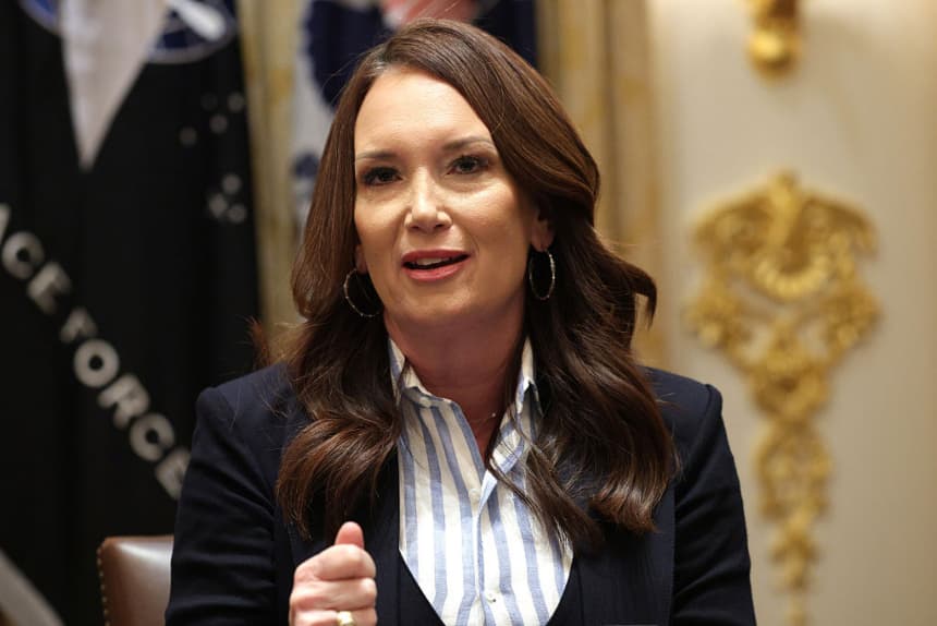 La secretaria de Agricultura, Brooke Rollins, pronuncia un discurso durante una mesa redonda con agricultores organizada por el presidente estadounidense Donald Trump en la Sala del Gabinete de la Casa Blanca, en Washington, D.C., el 8 de diciembre de 2025. (Alex Wong/Getty Images)